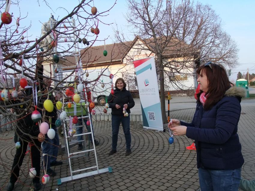 Egy pillanat a tojásfa díszítéséről