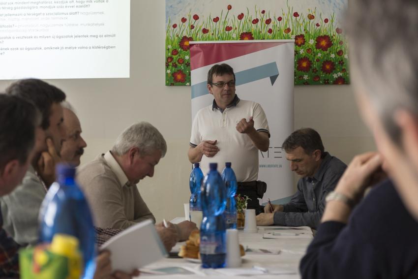 Szakelőadónk ismerteti a jelenlévőkkel polgári társulánk munkásságát